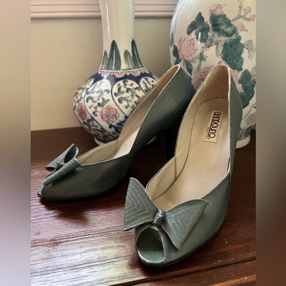 Vintage Bandolino bow pumps